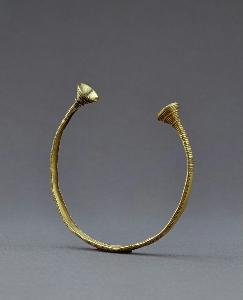 Danish Unknown Goldsmith - Golden ring with bowl-shaped ends (\