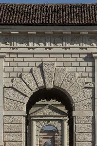 Giulio Romano - Details of the entrance