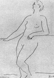 Mujer desnuda de pie apoyándose