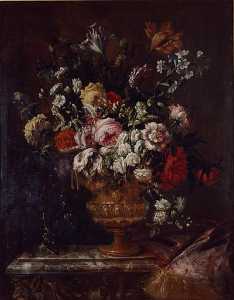 Vase de fleurs sur une table de marbre