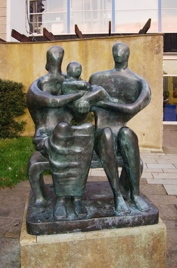 Wikioo.org - The Encyclopedia of Fine Arts - Painting, Artwork by Henry Moore - Family Group