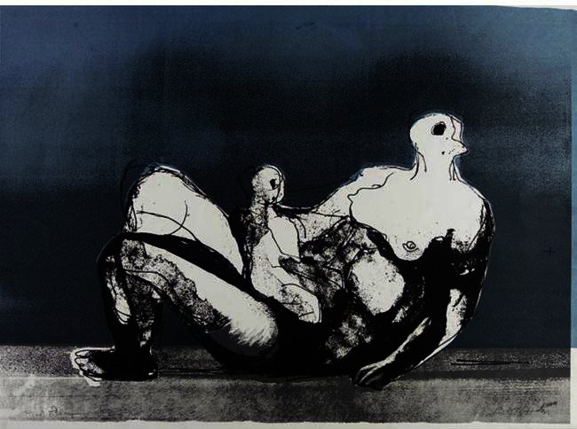 Wikioo.org – La Enciclopedia de las Bellas Artes - Pintura, Obras de arte de Henry Moore - reclinando la madre y el niño con azul de fondo