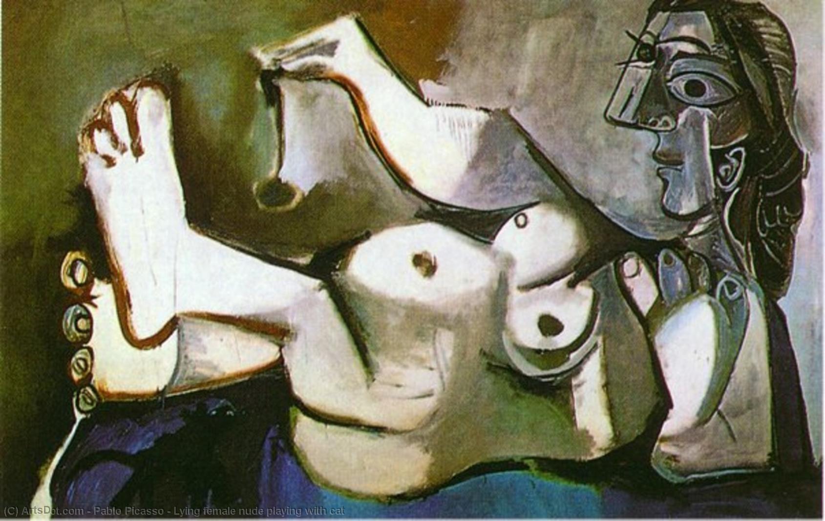 Wikioo.org - The Encyclopedia of Fine Arts - Painting, Artwork by Pablo Picasso - Lying female nude playing with cat