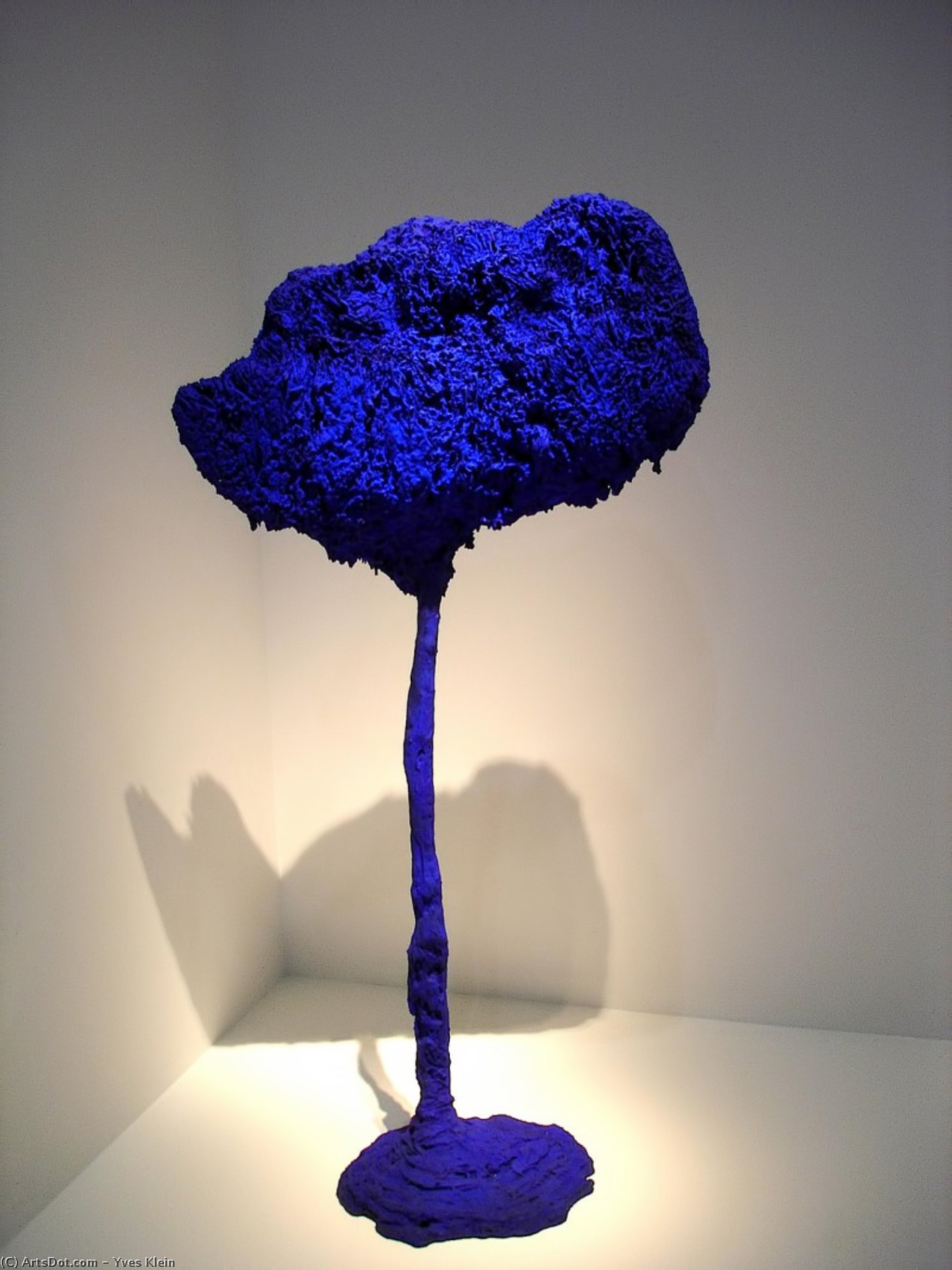 Wikoo.org - موسوعة الفنون الجميلة - اللوحة، العمل الفني Yves Klein - Tree, large blue sponge