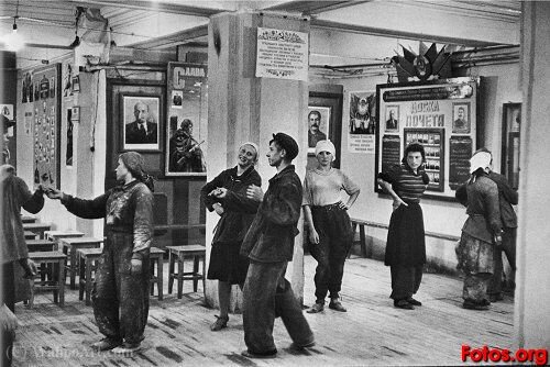 Wikioo.org - The Encyclopedia of Fine Arts - Painting, Artwork by Henri Cartier-Bresson - Construction workers_ canteen hotel metropole moscow (1954)