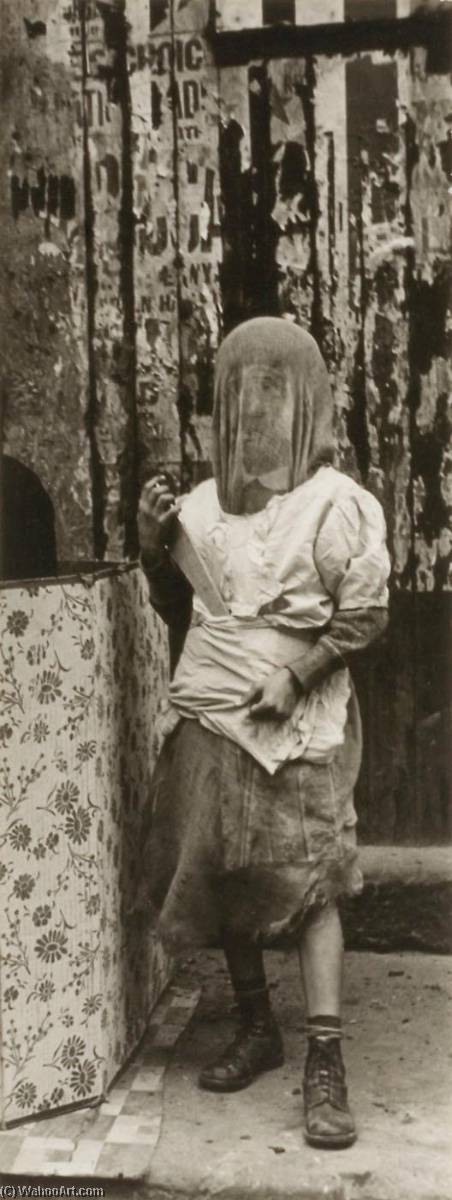 Wikioo.org - The Encyclopedia of Fine Arts - Painting, Artwork by Helen Levitt - Girl with Dagger