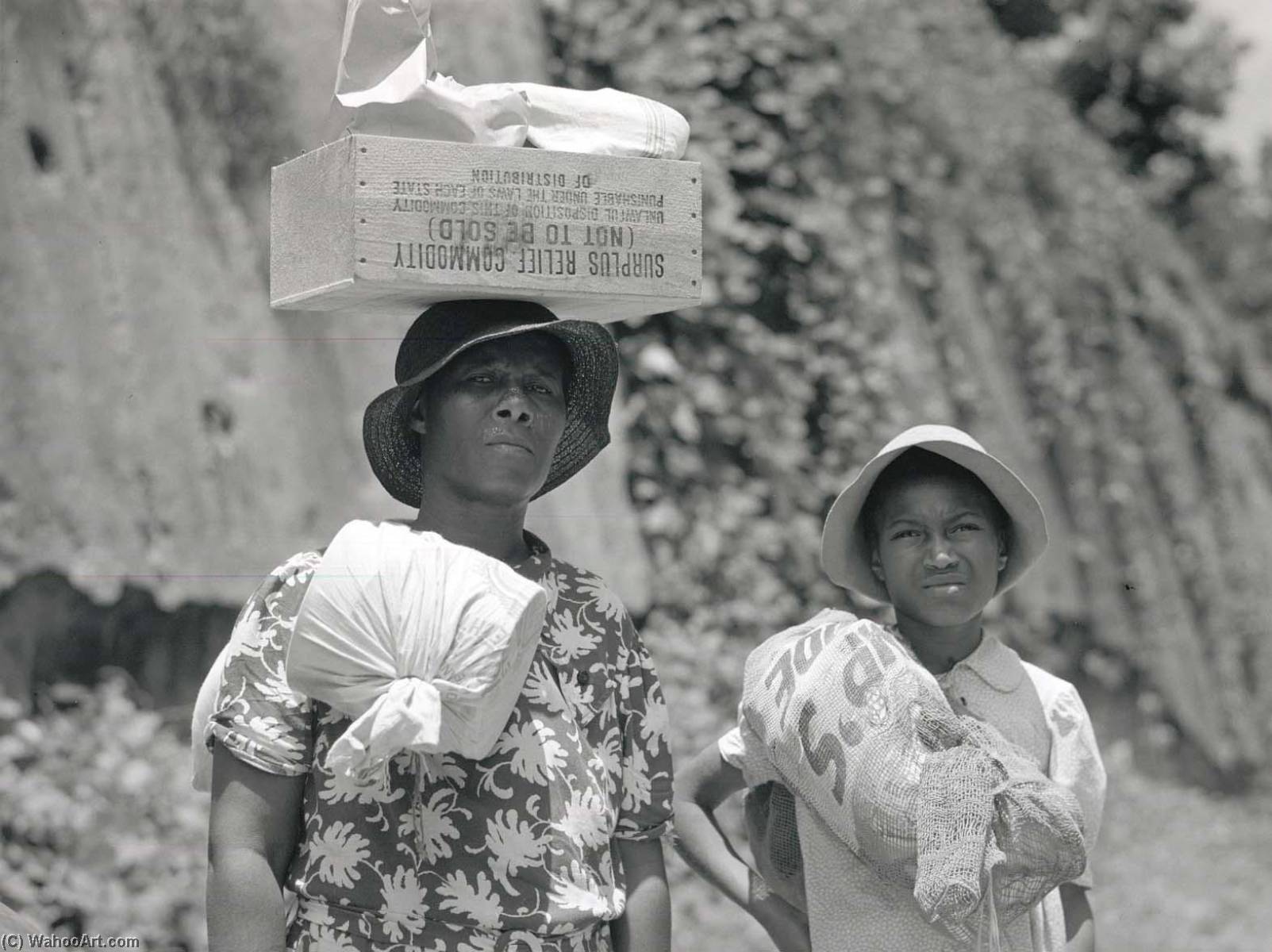WikiOO.org - Encyclopedia of Fine Arts - Lukisan, Artwork Marion Post Wolcott - Two Negro women carrying packages, one has a box of surplus relief commodities on her head. Natchez, Mississippi