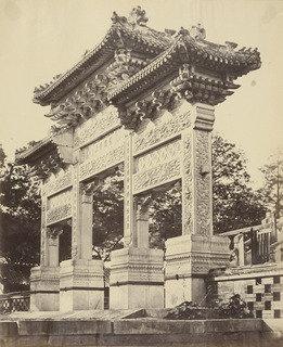 WikiOO.org - Encyclopedia of Fine Arts - Lukisan, Artwork Felice Beato - Arch in the Lama Temple Near Pekin