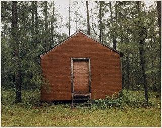 Wikioo.org – L'Enciclopedia delle Belle Arti - Pittura, Opere di William Christenberry - edificio rosso a forest , Sano Paese , Alabama