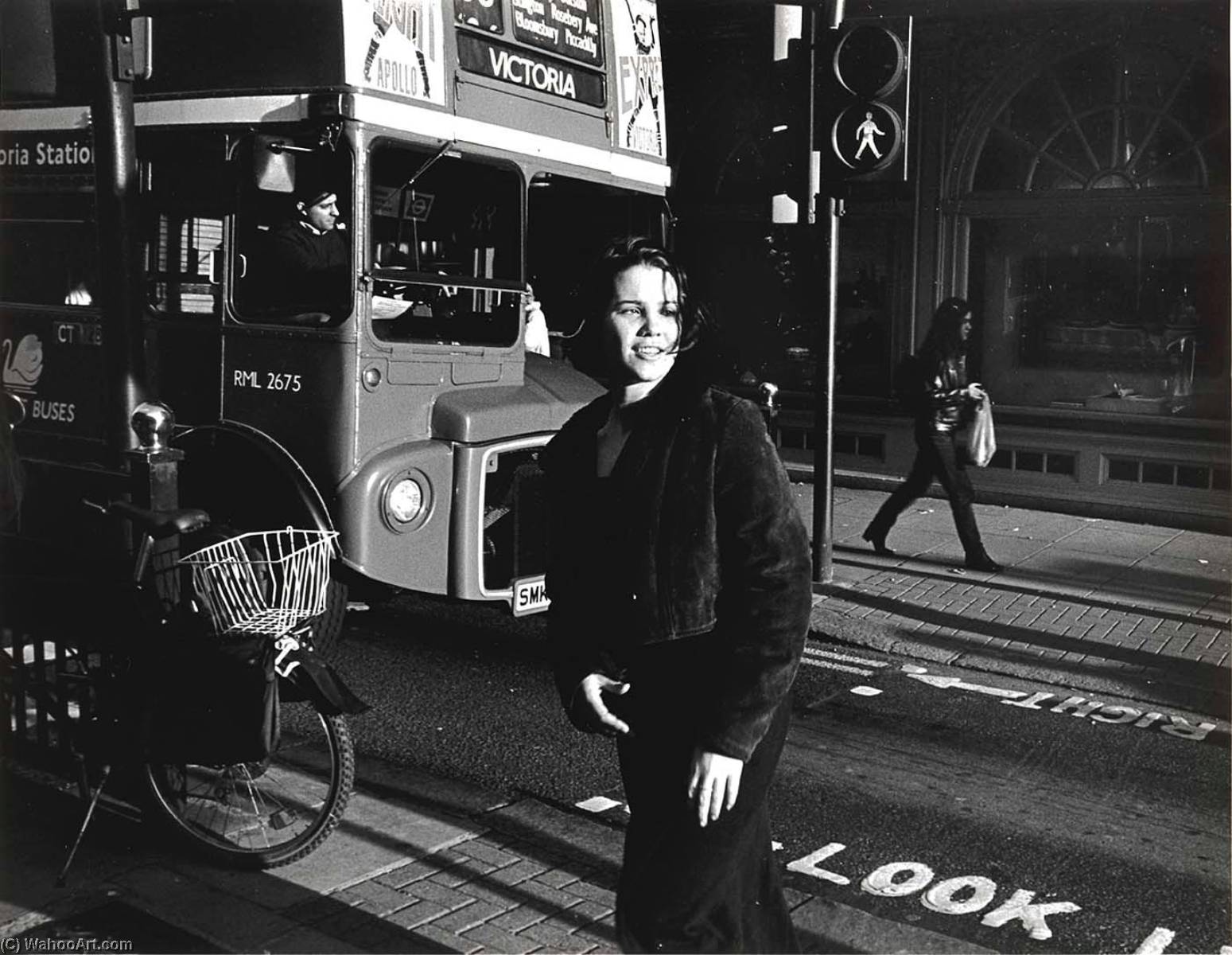Wikioo.org – La Enciclopedia de las Bellas Artes - Pintura, Obras de arte de Frank Paulin - mujer en frontón  todaclasede  paradadelautobús  de Londres  Inglaterra