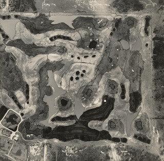 Wikioo.org – La Enciclopedia de las Bellas Artes - Pintura, Obras de arte de Emmet Gowin - Campo de golf bajo  la construcción