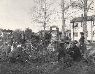 Wikioo.org - The Encyclopedia of Fine Arts - Painting, Artwork by Frances Benjamin Johnston - Arithmetic Measuring circles