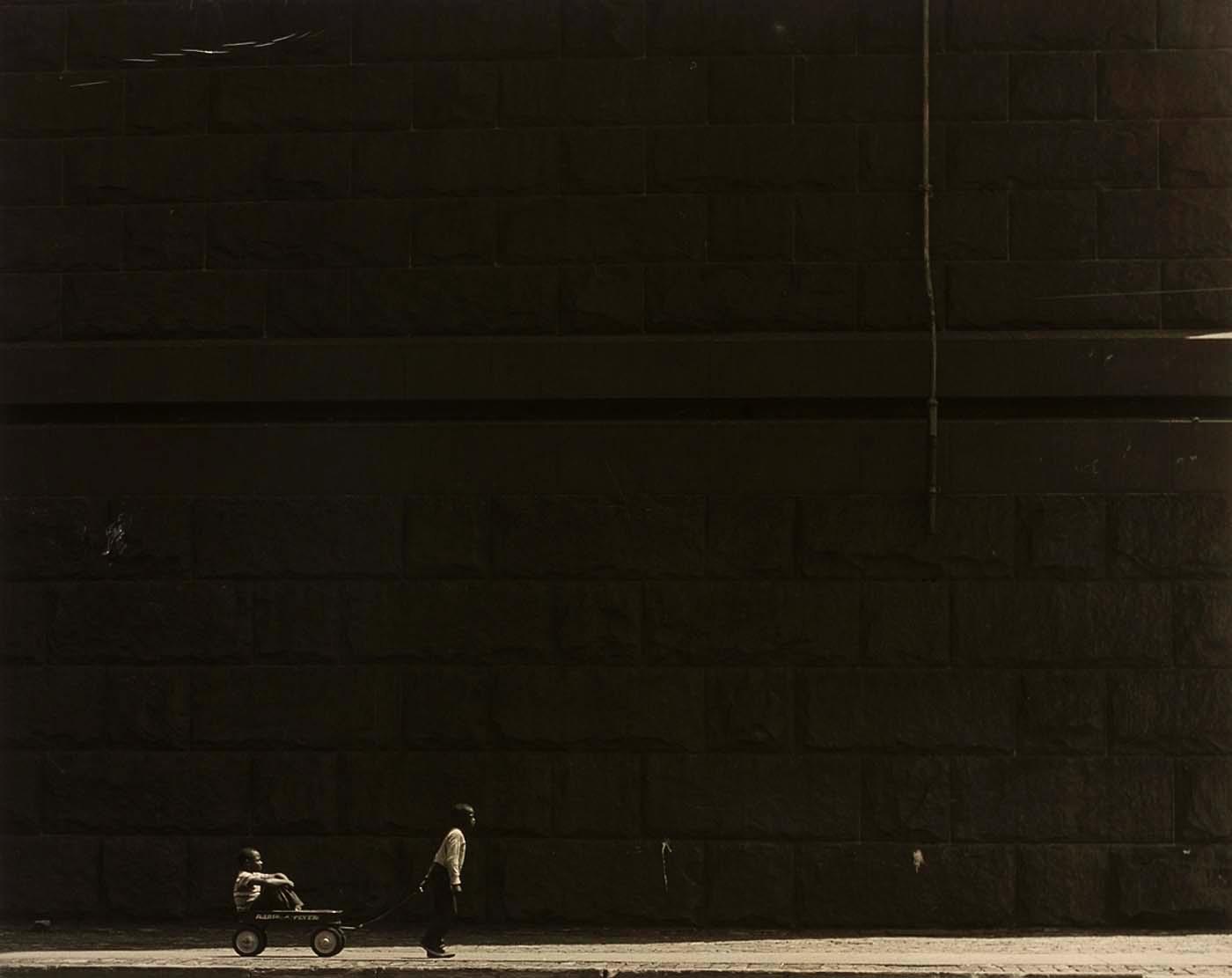 WikiOO.org - 백과 사전 - 회화, 삽화 Frank Espada - Untitled (One boy pulling another in a wagon, Long Island City)