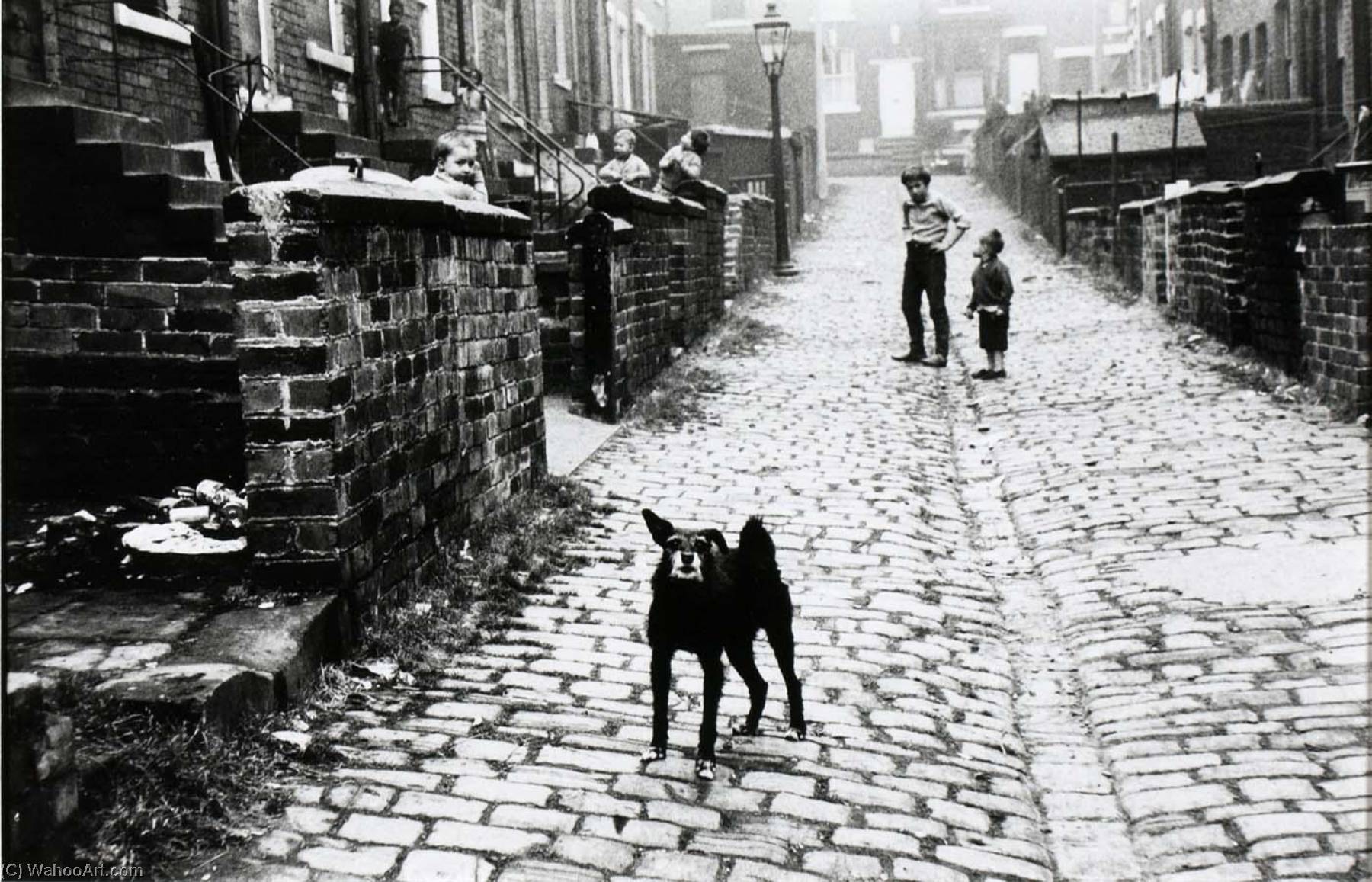 WikiOO.org - אנציקלופדיה לאמנויות יפות - ציור, יצירות אמנות Jeffrey Blankfort - Leeds, England (alleyway between rowhouses, boys playing, dog)