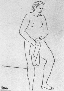 Mujer desnuda von pie con una toalla