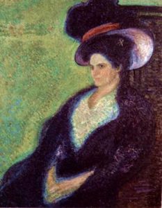 mujer con plumado sombrero