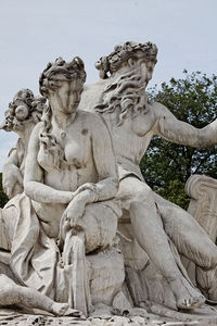 La Estatua De La Loire Et Du Loiret Dans Le Jardin Des Tuileries A París
