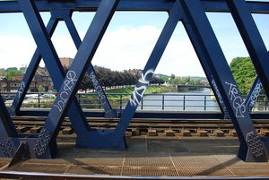 铁轨 桥 的 那慕尔 ,  上 位于ourthe 河 列日 . 蓬 德 那慕尔 , Pont-rail 河畔 L'ourthe 一个 列日 .