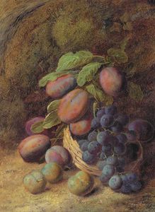 Prunes et raisins dans un panier en osier sur un sol forestier