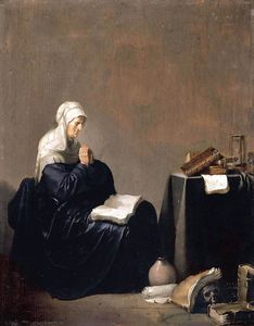 una mujer rezando