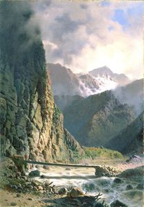 Puente del tablón en un profundo desfiladero en el Cáucaso