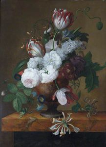 Tulipanes, madreselva, peonías y rosas en una urna