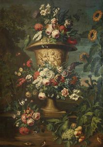 eine urne Abgefüllt und garlanded mit sommer Blumen