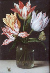 vidrio con cuatro  Tulipanes
