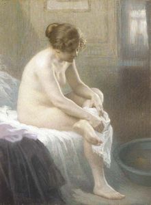 Une femme en essuyant