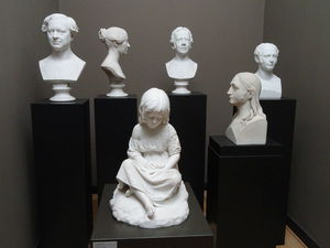 Büsten sowohl Bildhauerei ausgestellt
