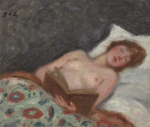 Jeune femme lisant dans  lit