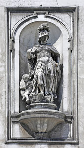 Statua Di Allegoria della Fortezza da Giuseppe Torretti sulla chiesa di Santa Maria del Rosario