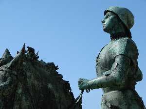Statua de jeanne D'arc , déposée au palais du tau Pendente les travaux du parvis de La cathédrale de reims .
