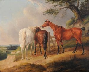 Cavalli mangiare il fieno accanto a un albero con due ulteriori cavalli al galoppo Beyond
