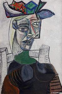 Femme assise au chapeau