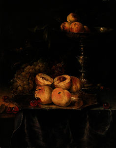 Pesche e le ciliegie su un silver-gilt piastra , rosso e bianco uva , pesche su un silver-gilt tazza e un ghianda su un in parte drappeggiato tavolo