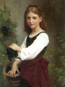 Chica joven que sostiene una cesta de uvas