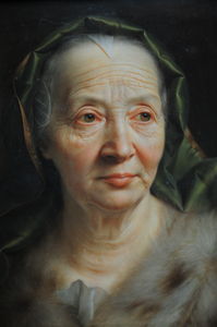 Retrato de una mujer mayor con una bufanda verde