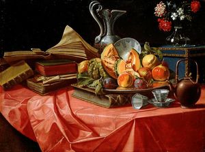 Libri, porcellane cinesi, vassoio di frutta, tronco, vaso di fiori e teiera sul tavolo coperto con un panno rosso