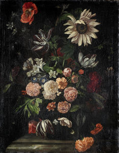 Rosas, tulipanes, amapolas, un girasol y otras flores en un florero de cristal en una repisa de piedra