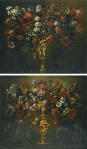 Une paire de fleurs des natures mortes dans des vases sculptés, flanqué de volutes sculpté