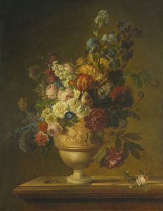 Flores en una cesta en una repisa de mármol