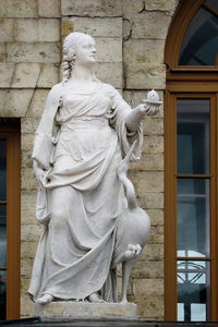 Statue 'Cautiousness'