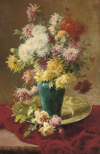 Chrysanthemen und rosen in einer vase auf einer tablett
