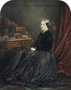 Portrait einer Frau an einem Schreibtisch