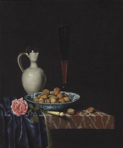 Un tazón wan-li con nueces, una façon de Venise copa de vino, un cuchillo con mango de marfil, un gres jarra de Delft y una rosa en una repisa de mármol parcialmente cubierto