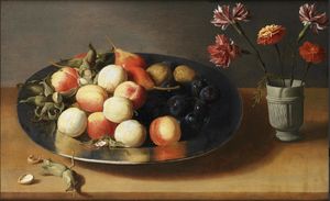Pfirsiche, Birnen, Nüsse und eine Vase mit Gartennelken auf einer Tischplatte