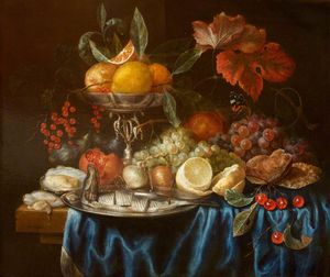 Fruta y arenques en una tabla