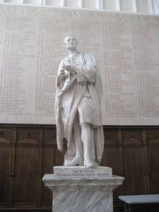 Estatua de Isaac Newton por Louis-François Roubiliac en Trinity College Chapel, Cambridge, Inglaterra (Reino Unido). Escultor Louis-François Roubiliac