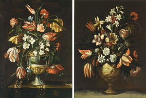 Una naturaleza muerta con tulipanes, jazmines, claveles, aurícula y otras flores en un jarrón de plata dorada sobre una mesa cubierta
